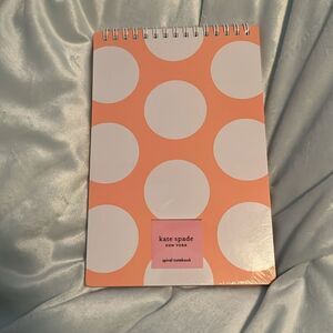 KATE SPADE 
POMEGRANATE PEACH JUMBO DOT 
SPIRAL NOTEBOOK